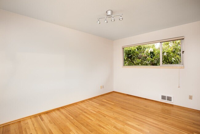 Building Photo - 3 bedroom 2 bath