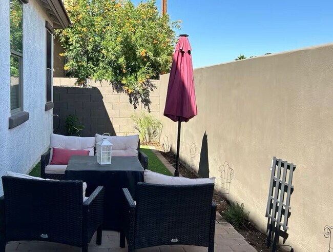 Building Photo - HIGHLY DESIRABLE FULLY FURNISHED 3 BEDROOM...
