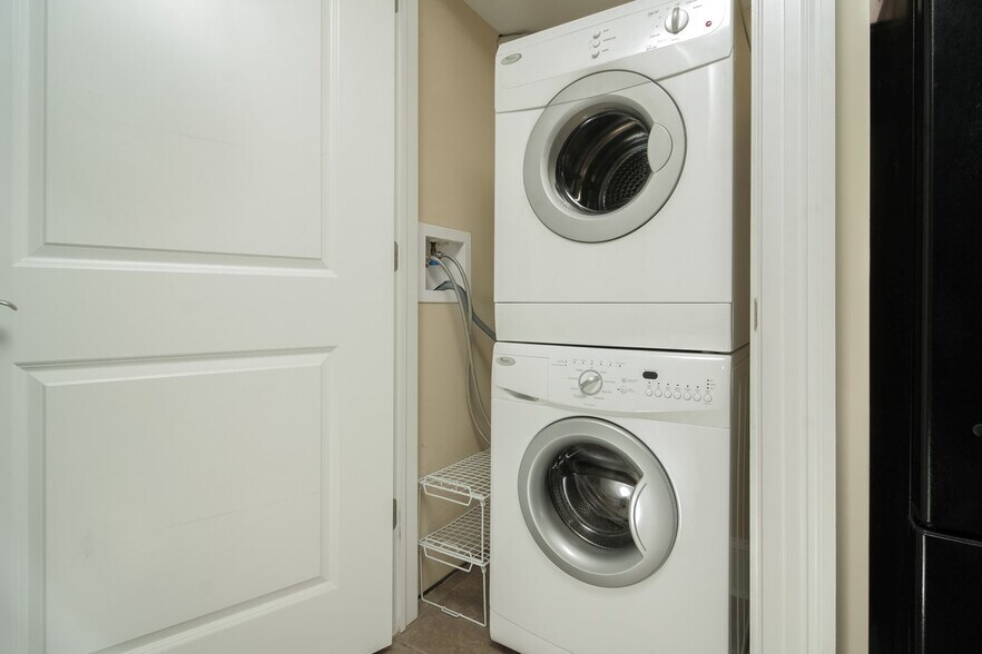 Building Photo - 513 7th St SE