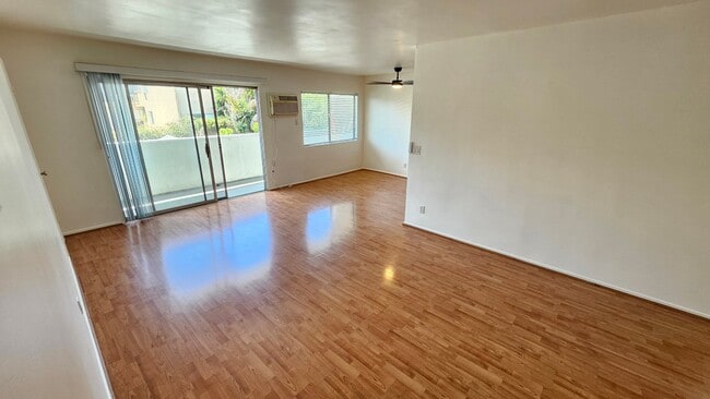 Building Photo - 1130 N Fuller Ave