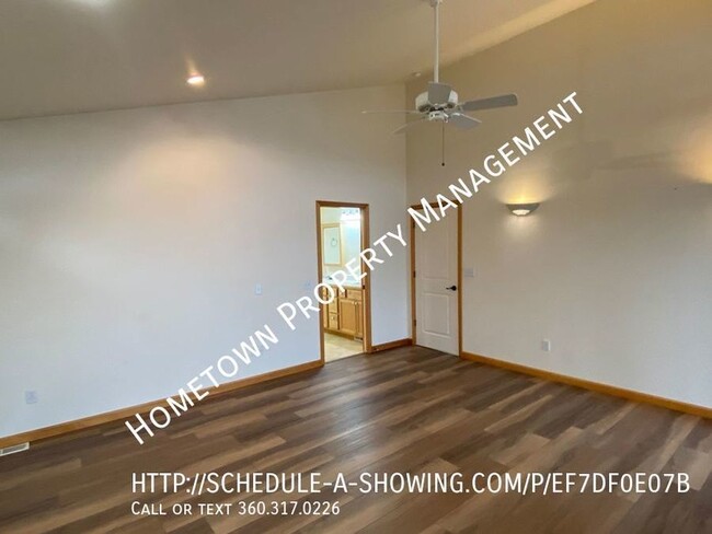 Building Photo - Waterfront Rambler on Pattison Lake! Avail...