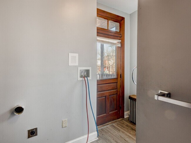 Building Photo - Large Four Bedroom In York!