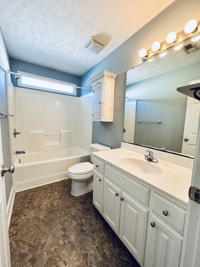 Building Photo - 932 Eaglet Cir