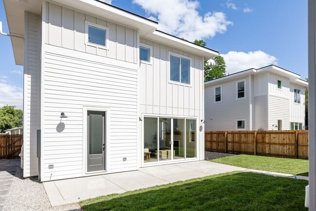 Building Photo - LUX 4BD, 3BA Home with 2-Car Garage and Backyard