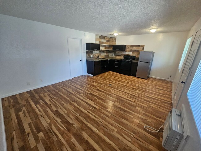 Building Photo - 1 Bedroom 1 Bath Triplex Unit in Los Molinos!