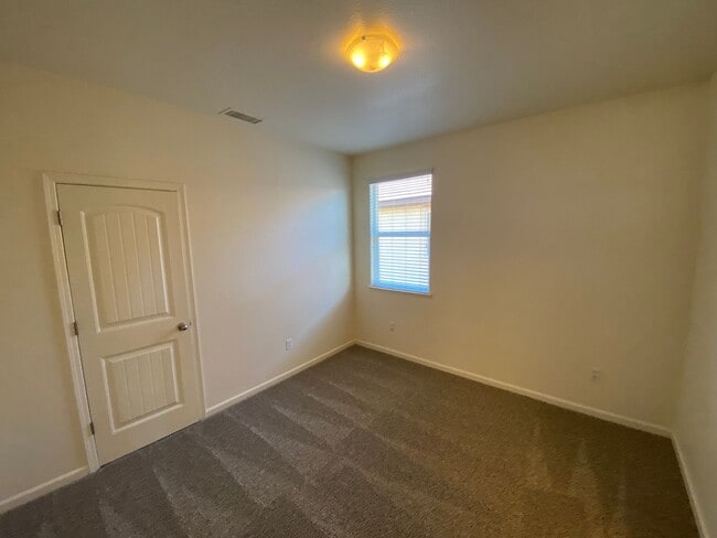 Building Photo - SE Reno - Damonte Ranch - 4 Beds 3 Baths