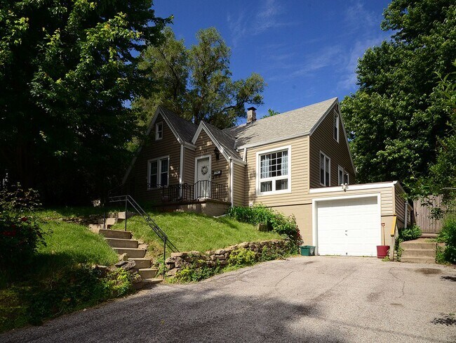 Building Photo - 2108 S 46th St