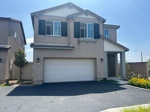 Building Photo - Modern, Energy-Efficient 3-Bedroom Lake El...