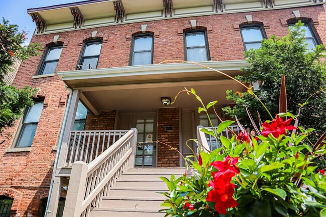 907 S. Laflin St - Building Entry - Harris Point Chicago