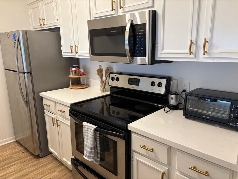 Newly renovated full kitchen - 1914 Harbour Dr
