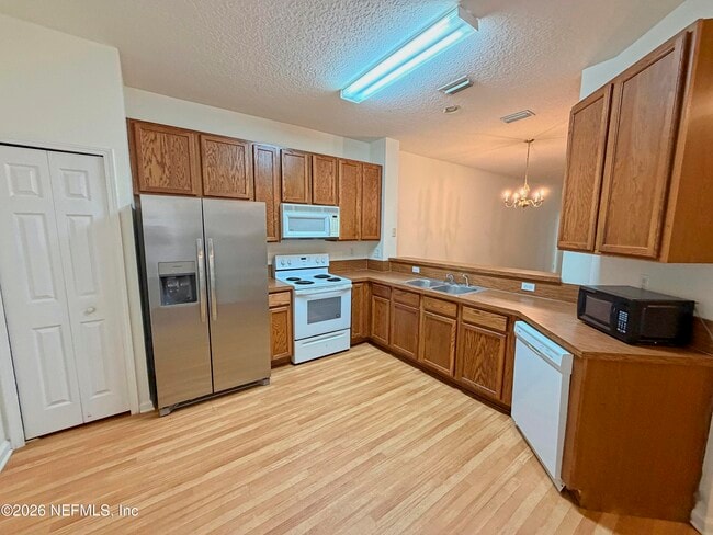 Building Photo - 3888 Summer Grove Way S