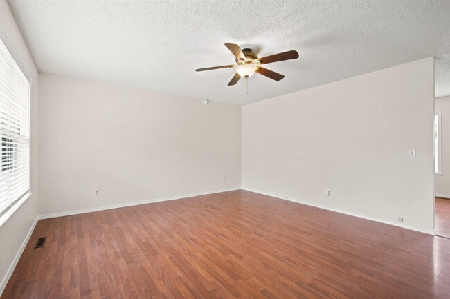 Building Photo - 511 E Dyann Dr