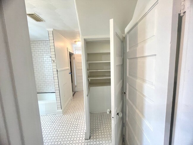 Building Photo - Stunning spacious 2nd floor apartment with Water View!