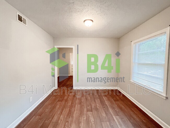 Building Photo - 1102 33rd St