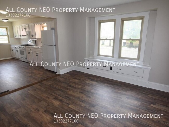 Building Photo - 643 E Archwood Ave