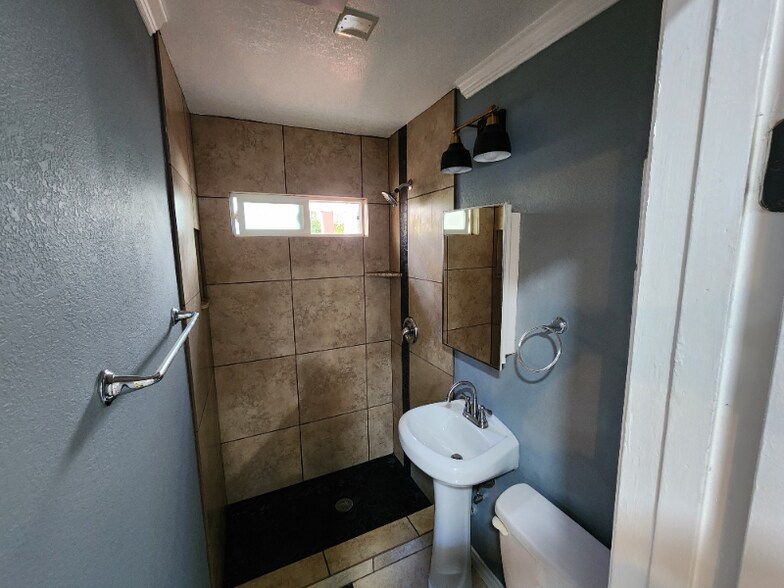 Building Photo - 717 S Pine St