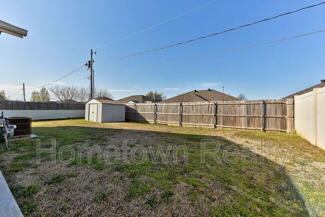 Building Photo - 1704 Tudor Dr