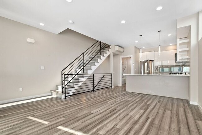 Building Photo - Elegant Mt. Baker End Unit Townhome with AIR CONDITIONING