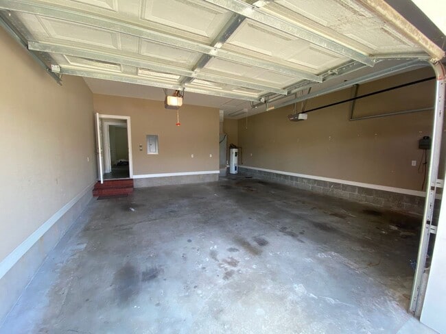 Building Photo - Spacious 3Bed/2Ba Brick Home in Established Neighborhood w/Easy Access to Everything! *SPECIAL: 1...