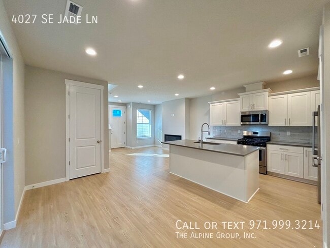 Building Photo - 4027 SE Jade Ln