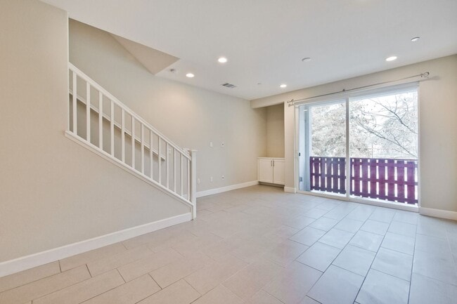 Building Photo - 3 bed 3 bath home in Blossom Hill area!