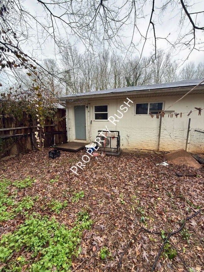 Building Photo - 706 W 47th St