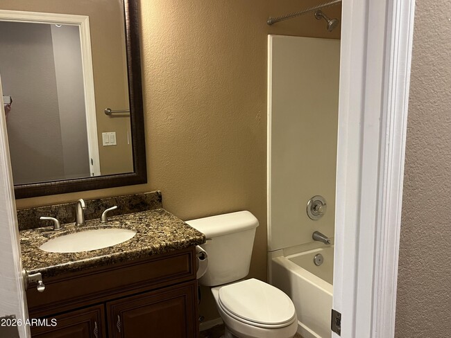 Building Photo - 3921 E Graythorn St