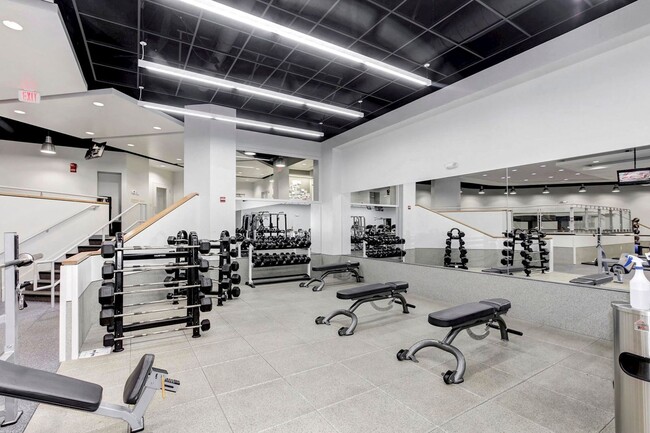 Building Photo - Spacious & Bright Studio at River Place East