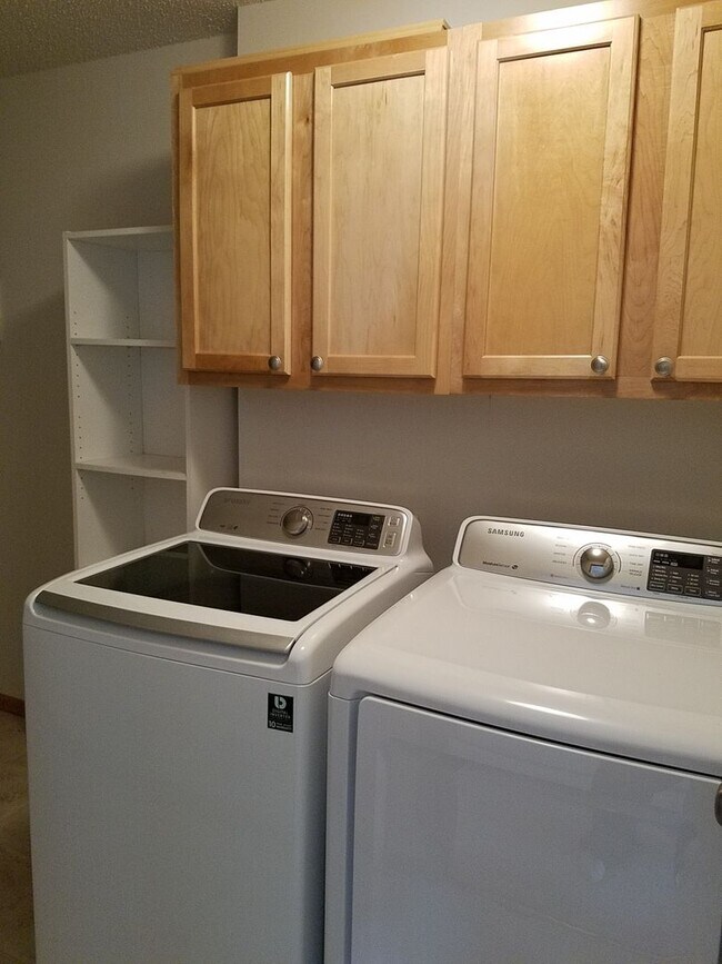 Building Photo - Beautiful Boulder Ridge end unit townhome w/upgrades throughout!