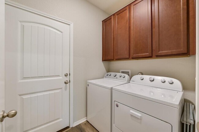 Building Photo - 9012 Golden Leaf Dr