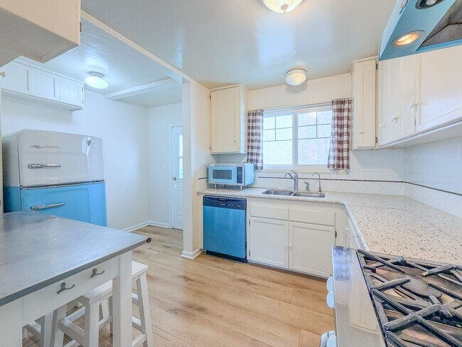 Building Photo - 3845 Sunset Ln