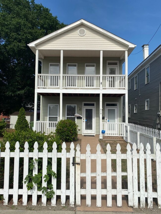 Building Photo - Great Downtown Location