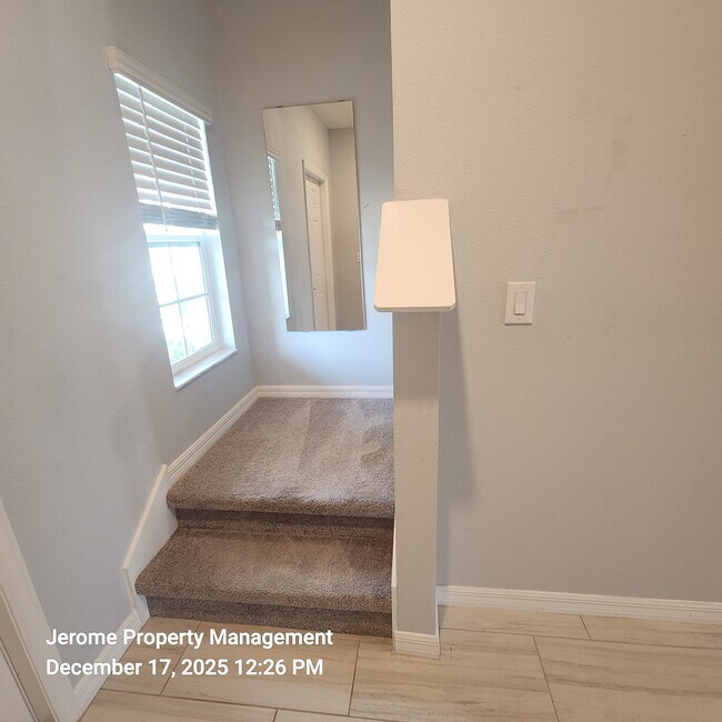 Building Photo - 2546 Leonia Ln