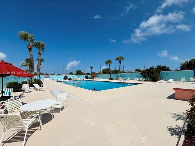 Building Photo - 1323 Bayshore Dr