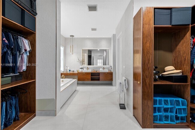 Building Photo - 3870 E Hibiscus St