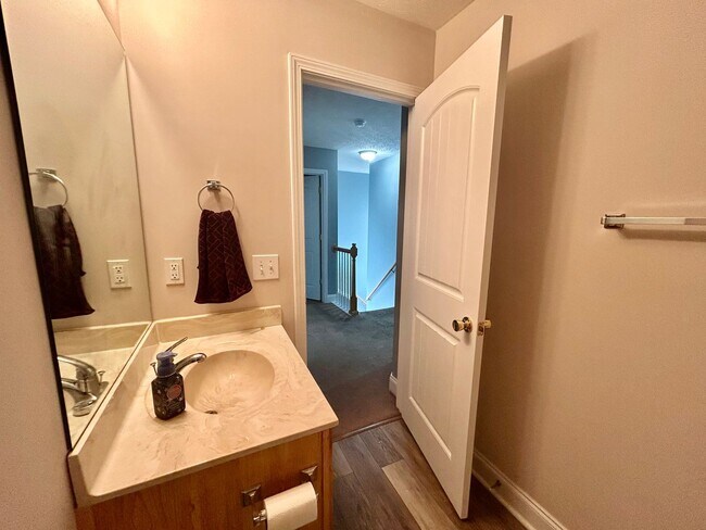 Building Photo - Large 4 Bed, 2.5 bath in Lexington!