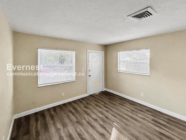 Building Photo - 2 Bed/1 Bath Townhome with Off-Street Parking / Pet-Friendly / Available Now!