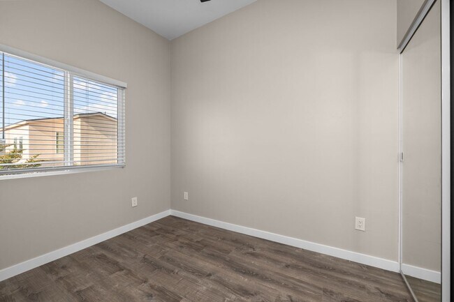 Building Photo - Private rooftop deck!