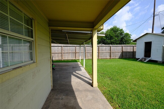 Building Photo - 6718 Midfield Dr