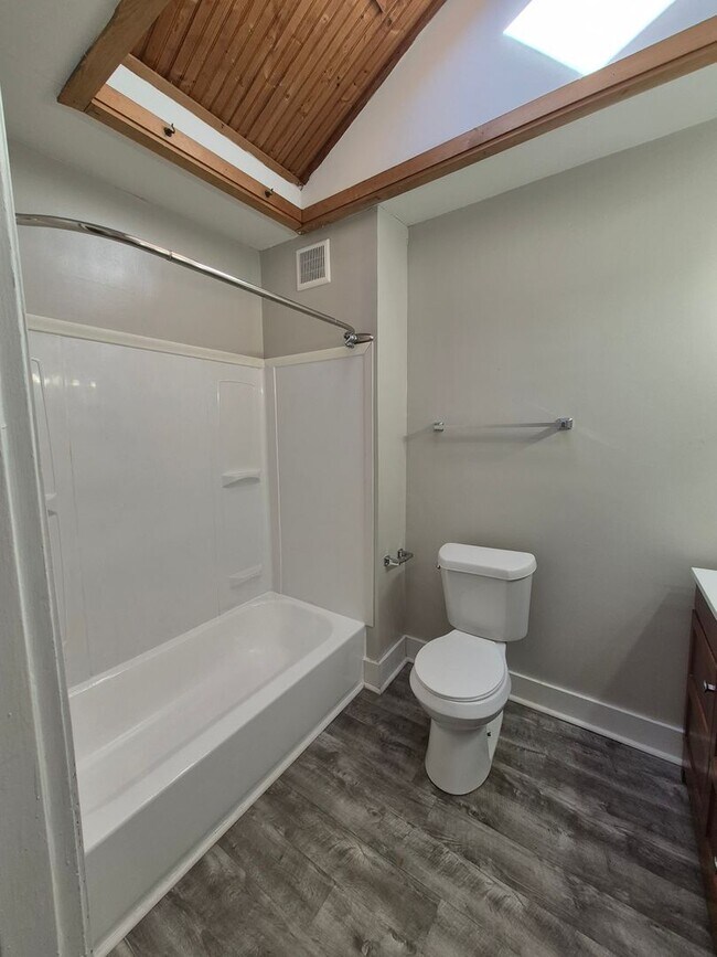 Building Photo - Gorgeous large 3-bedroom house