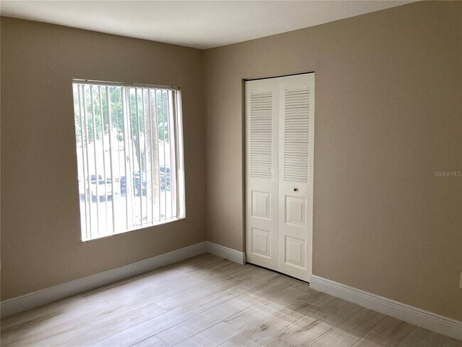 Building Photo - 3840 N Lake Dr