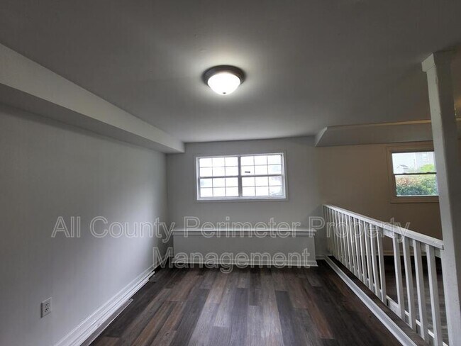 Building Photo - 6370 Ashdale Dr