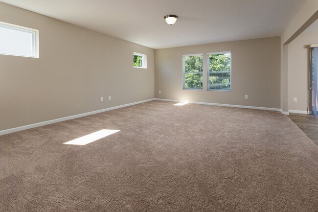 Building Photo - Outstanding Newer Home
