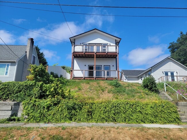 Building Photo - Remodeled, bright and spacious 3 bed close to ferries and base