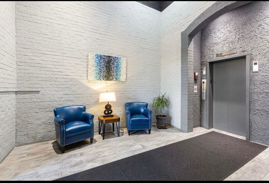 Building Photo - 450 Plum Creek Dr