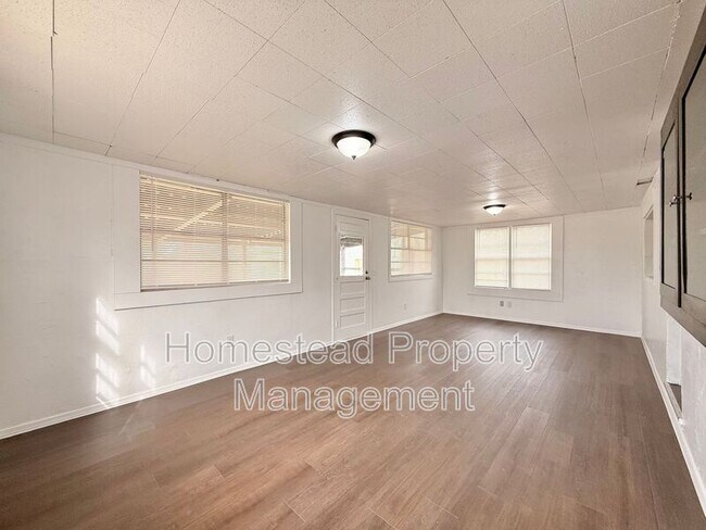 Building Photo - 4101 SE 42nd St