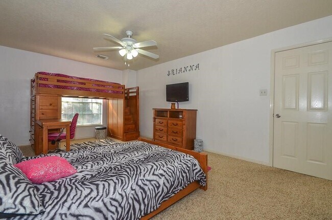 Building Photo - 20402 Avery Point Dr