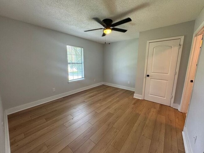 Building Photo - Gulf Breeze - Pineglade - 4 bedroom, 3 bat...