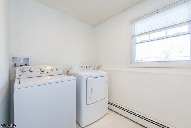 Building Photo - 4 Maureen Ct