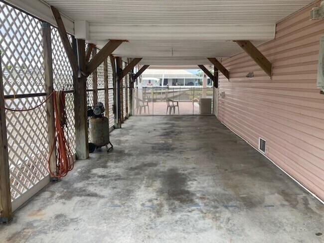 Building Photo - Family Friendly water front 3 Bedroom 3 bath Home with dock & lift -unfurnished-Available NOW